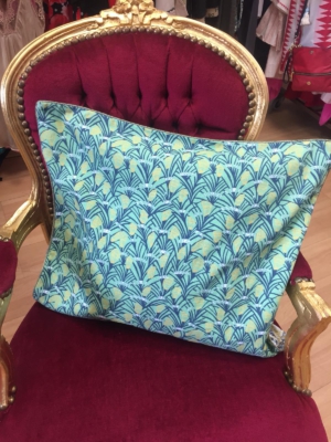 Dekokissen mit Blumenprint
