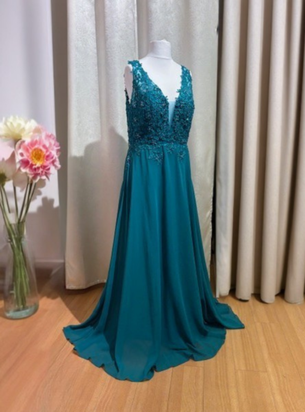 Petrolfarbenes Abendkleid – V-Ausschnitt, florale Spitze & fließender Rock