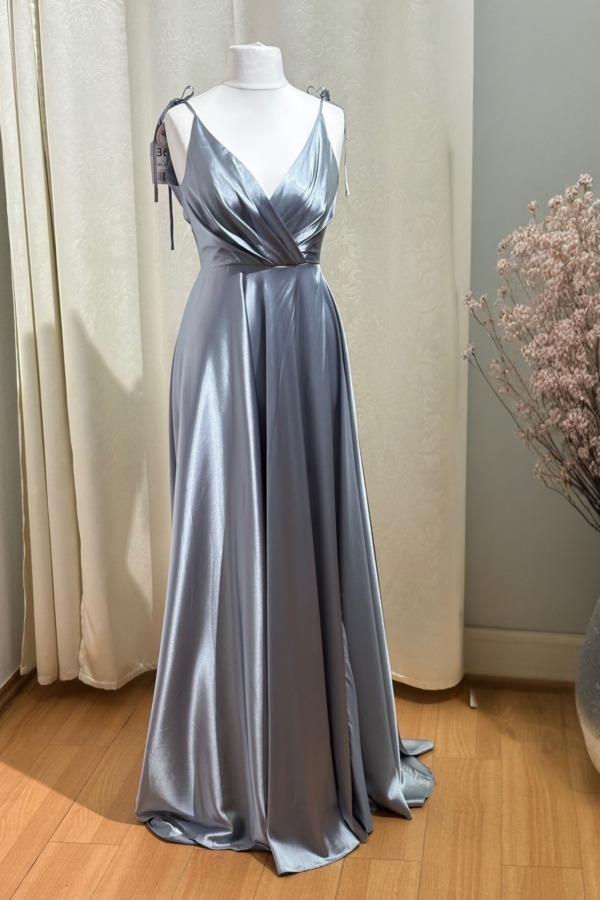 Elegantes Satin-Abendkleid in Silbergrau mit verstellbaren Trägern