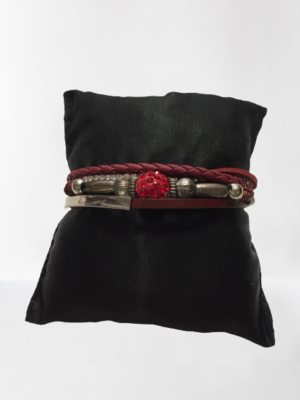 Extravagantes Armband mit roten Akzenten