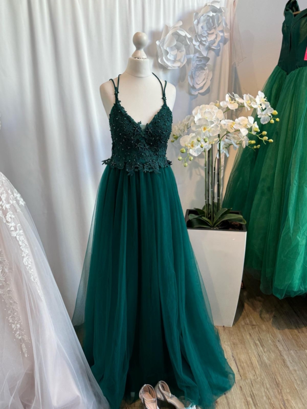 Glamouröses Kleid mit feiner Spitze und schimmernden Perlen