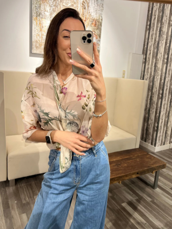Elegante Seidenbluse und Blumenprint & Knotendetail
