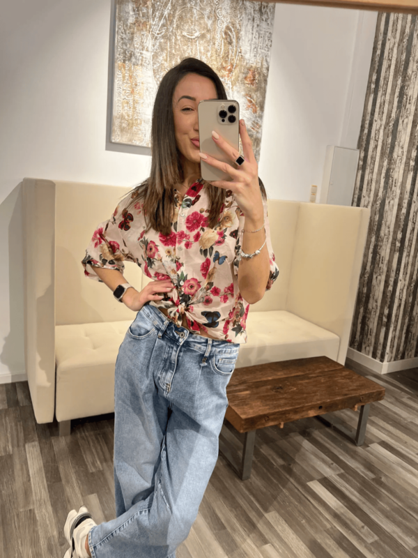 Feminin & edel: Seidenbluse in Rottönen mit Blumenprint & Knotendetail