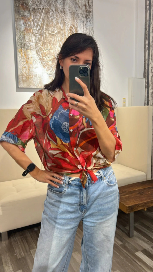 Elegante Seidenbluse mit Blumenmuster & Knotendetail – Rottöne, feminin & stilvoll