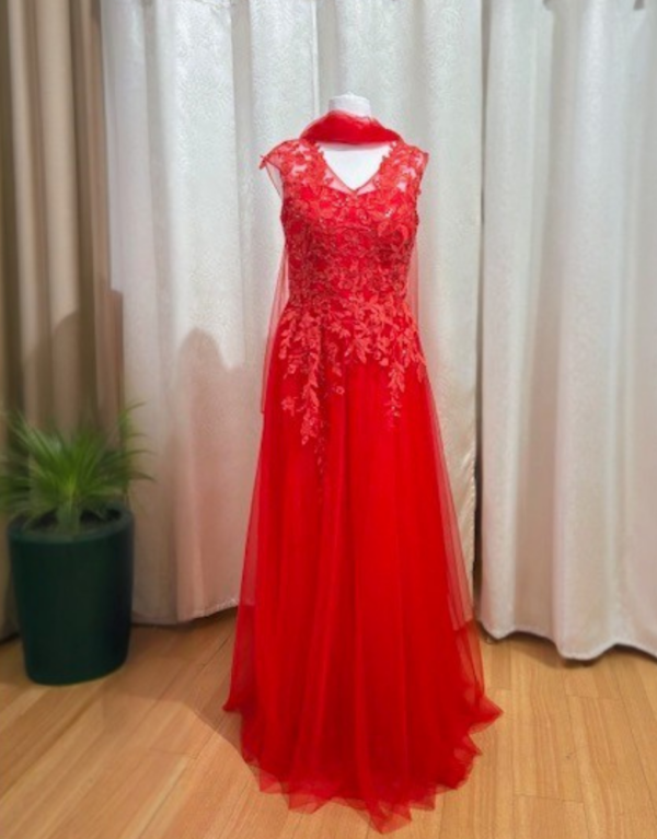 Traumhaftes Abendkleid in Korallrot mit Spitze & Tüllrock