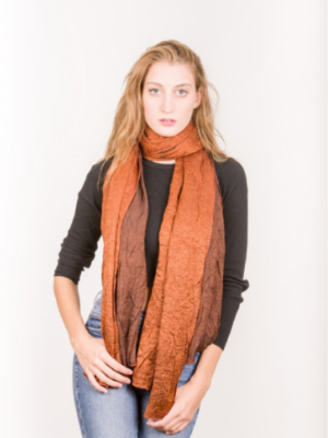 Bronzefarbener Knitterschal