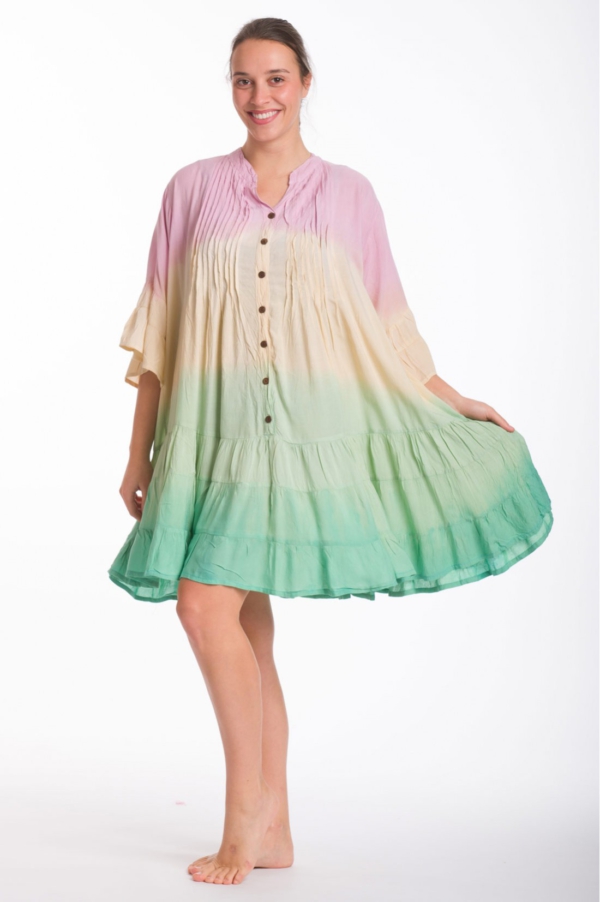 Pastellfarbenes Boho-Kleid mit Knöpfen in Batik-Look
